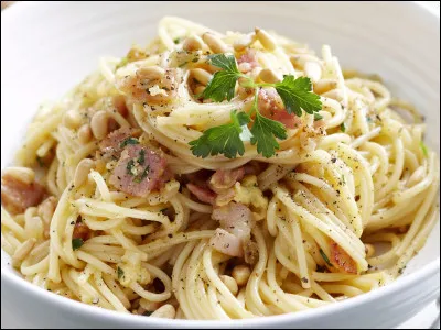 Comment appelle-t-on ce plat de pâtes principalement préparé à base d'&oelig;uf, de lardons, et de poivre ?