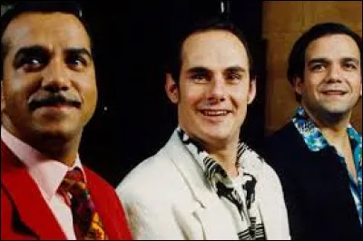 Dans le sketch "Les sous sous dans la popoche", quel membre des Inconnus joue le rôle du présentateur ?