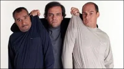 En quoi sont déguisés les Inconnus dans le clip vidéo de la chanson "Rap-tout" ?