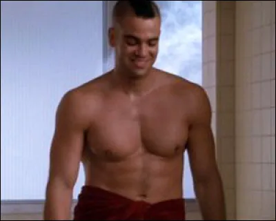 Dans la saison 1, qui met-il enceinte ?