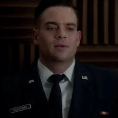 Lors des saisons 5 et 6, dans quoi Puck travaille-t-il ?