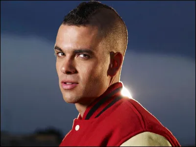 Comment s'appelle son demi-frère qui arrive dans la saison 4 ?