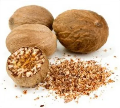 Une fois râpée, cette noix donne une épice très agréable dans la cuisine. Quelle est cette noix parfumée ?