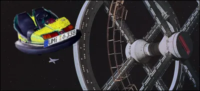 - "Qu'est-ce qu'i' fait, qu'est-ce qu'il a ? Il a une drôle de tête, ce type-là !
- Normal : il est de "delta de Umi" !"
[En clair, s'il vous plaît ?]