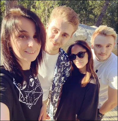 Avec quels youtubeurs est-elle partie dans une villa au milieu de la forêt ? (La photo donne encore un indice).