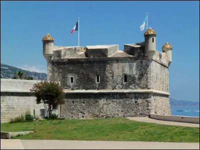 Qui a fait construire le "Bastion" présent sur le port ?
