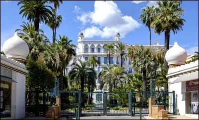 À quel type d'architecture fait référence l'Orient Palace ?