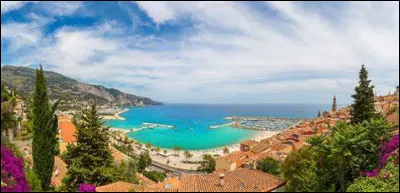 Menton (étant au bord de la mer) contient un certains nombres de plages, laquelle n'est pas une plage de la ville ?