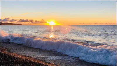"La mer sans arr&ecirc;t roulait ses galets Les cheveux d&eacute;faits ils se regardaient Dans l'odeur des pins du sable et du thym ..." : qui chante, en 1961, "Deux enfants au soleil" ?