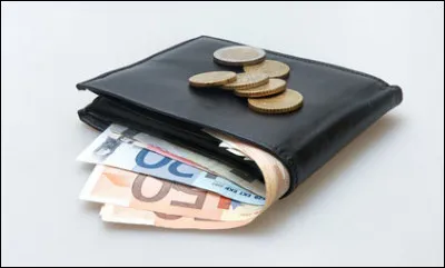 Tu te promènes dans la rue. Une dame fait tomber un porte-monnaie rempli d'argent. Comment réagis-tu ?