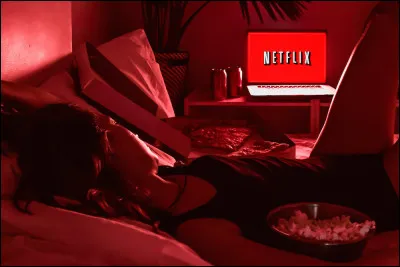 2 heures du matin. Tu t'es laissé allé et tu as regardé des programmes sur Netflix. Tu t'apprêtes à aller te coucher quand soudain ton téléphone sonne "Bip bip, bip bip, bip bip". Agacé par le bruit et à moitié endormi, tu réponds. "Oui allô (prénom) ? C'est Gaël ! Je n'avais pas compris la leçon pour le contrôle de demain alors je me suis dit que tu pourrais me l'expliquer". Le contrôle ?