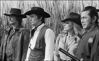 Dans ce film de Terence Young, sorti en 1971, avec Charles Bronson, Toshirô Mifune, Alain Delon et Ursula Andress, une bande de hors-la-loi, attaque un wagon postal, s'empare de l'or et d'un sabre japonais. C'est ...
