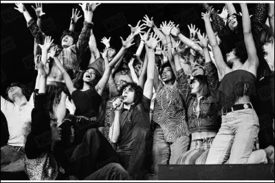 "Laissons entrer le soleil" a été chanté par Julien Clerc en 1969 dans l'adaptation française d'une comédie musicale :