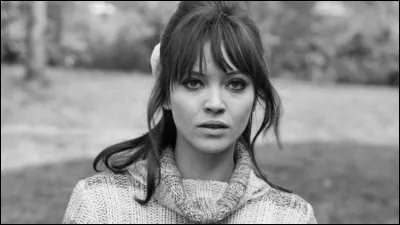 "Sous le soleil exactement", interprétée en 1967 par Anna Karina, est une chanson écrite et composée par ...