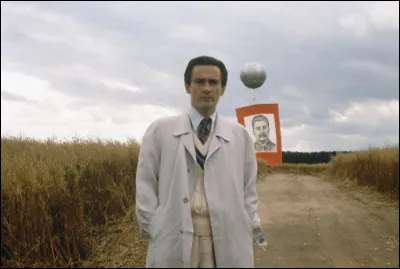 Ce film russe, réalisé par Mikhalkov, se déroule durant une journée d'août 1936 et illustre les prémisses des procès de Moscou ; héros de la Révolution, Sergueï Kotov s'est retiré dans sa datcha avec sa femme Maroussia, sa fille Nadia, et le reste de la famille. Le titre français du film est ...