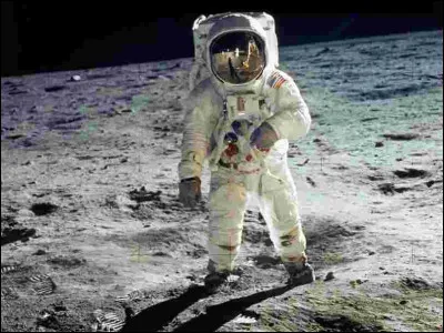 Quelle mission a envoyé les premiers astronautes sur la Lune ?