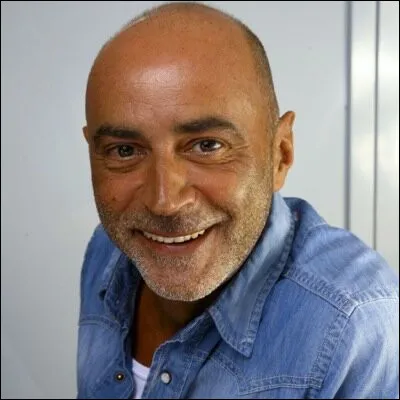 Dans le sketch du supporter marseillais de Patrick Bosso, qu'est-ce que son ami a oublié avant de rentrer dans le stade pour voir un match de football ?