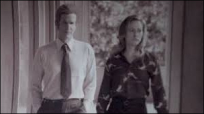 Au début de la saison 2, que met Onze sur ses yeux pour rendre visite à Mike et à sa mère par la pensée ?