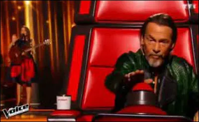 Dans les auditions à l'aveugle de "The Voice", que signifie le buzz d'un coach ?