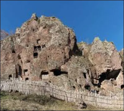 Quel est ce site de larges galeries creusées par les hommes ?