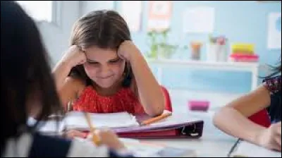 Quelle est la photo qui a un petit bonhomme en pierre sur le côté ?