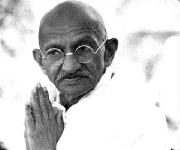 Vous reconnaissez sans nul doute Ghandi ! Il fut un grand guide spirituel et un homme politique indien.Retrouvez ci-dessous un de ses célèbres proverbes.