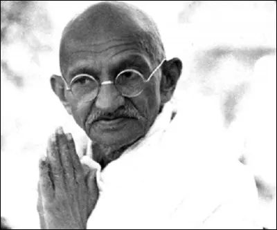 Vous reconnaissez sans nul doute Ghandi ! 
Il fut un grand guide spirituel et un homme politique indien.
Retrouvez ci-dessous un de ses célèbres proverbes.