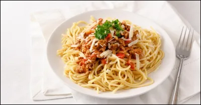 On retrouve souvent cette sauce à la tomate appelée "bolognese" dans les spaghettis. Quelle viande met-on dans celle-ci, traditionnellement ?