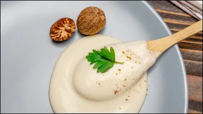 Lequel de ces ingrédients ne se retrouve pas dans la béchamelle ?