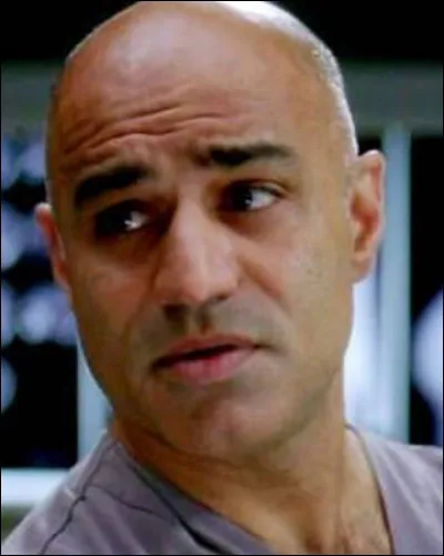 Combien de temps a duré l'opération de la tumeur de la moelle épinière d'Isaac (opération effectuée par Derek Shepherd) ?