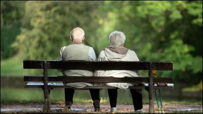 Quel chanteur a interprété le titre "Les Vieux Mariés" ?