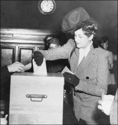 Que fait cette dame ? Elle ... (Compl&eacute;tez !)