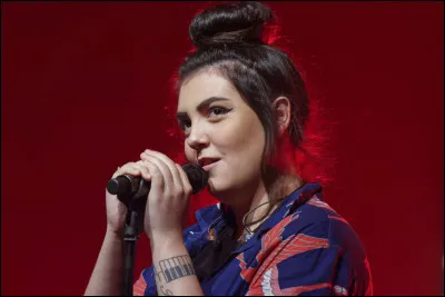 Lequel de ces titres fait parti du répertoire de la chanteuse Hoshi ?