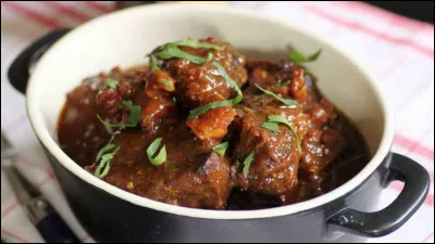 Quel est ce plat à base de morceaux de buf mijotés dans de la bière avec des oignons et du pain d'épice ?