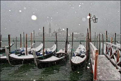 Qui a interprété le titre "Que c'est triste Venise" ?