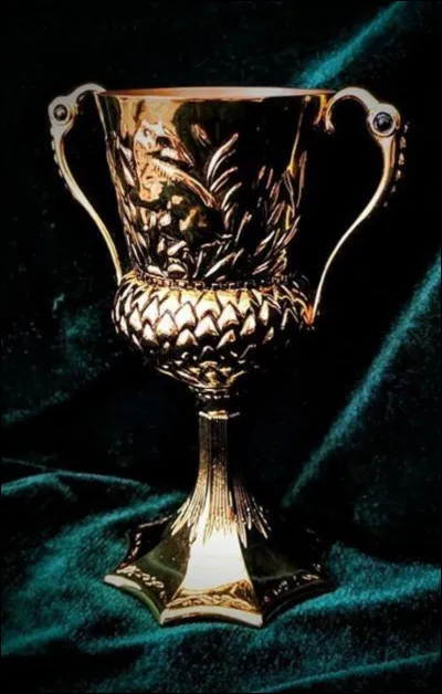Dans l'épisode final, avec quoi Hermione détruit-elle la Coupe de Poufsouffle ?