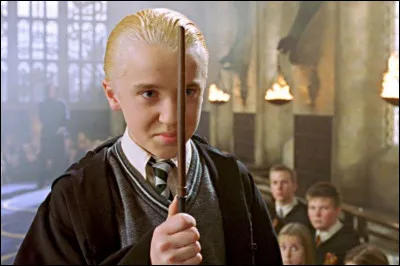 Lors du duel de sorciers de l'épisode 2, quels sorts envoie Drago à Harry ?