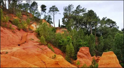 Quelle ville est célèbre pour ses pierres docre rouge ?