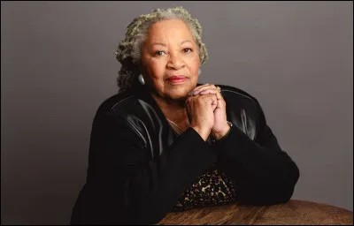 Qui est cette écrivaine américaine, auteure du roman publié en 2003 dont le titre est ''Love'' ?