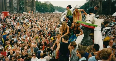 ''La Love Parade'' (La parade de l'amour), festival annuel de musique électronique et technoparade qui s'est tenu chaque année en Allemagne avait quel but au départ ?