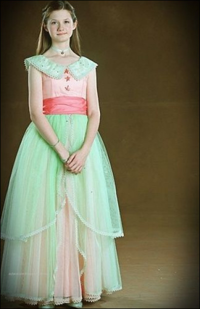 Avec qui est-elle allée au bal de Noël ?