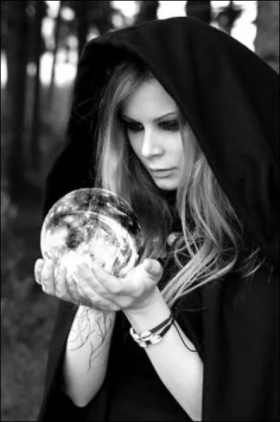 Comment sappelle la sorcière qui avait prédit sa mort ?