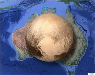 J'étais une planète normale jusqu'en 2006. Mais hélas, j'ai été déclassée cette même année en planète naine !
Je suis...