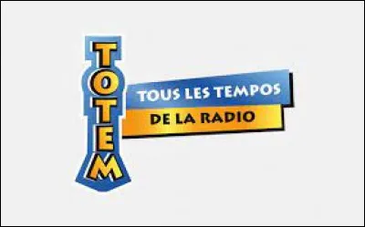 Où est située la station de radio française appelée "Totem" ?