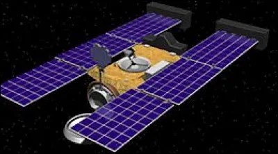 Quelle formule donnera la surface de l'antenne de la station Stardust ?