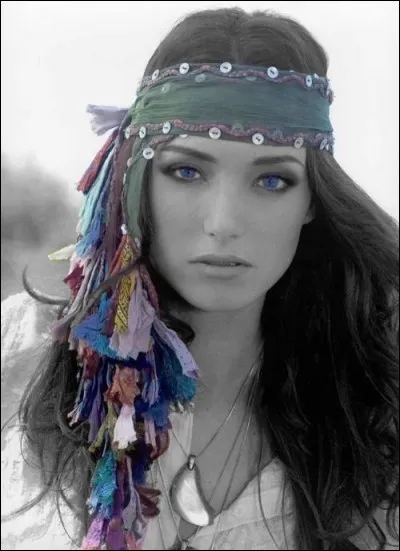 Dans la chanson "Kiss me" de C. Jerôme, quel accessoire vestimentaire était en bannière ?