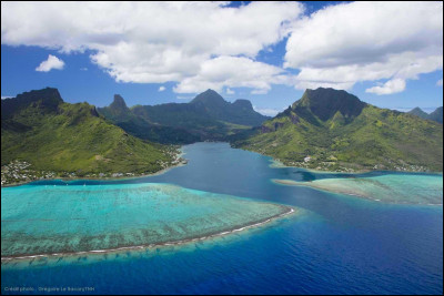 Quelle île a à peu près la même superficie que Tahiti ?