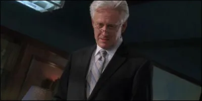 Qui joue le rôle de Josh Bedford, le directeur de l'université ?