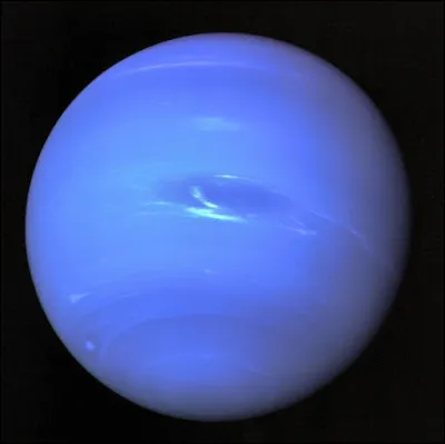 Enfin, laquelle de ces informations n'est pas vraie à propos de la planète la plus éloignée de la Terre, Neptune, lorsque cette planète se situe au plus près de nous ?