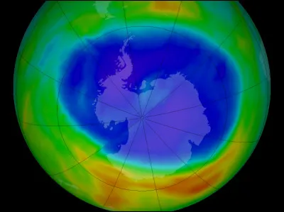 Toujours dans notre stratosphère, il existe une couche que tout le monde connaît et qui est en partie responsable du changement climatique que nous connaissons, il s'agit de la couche...